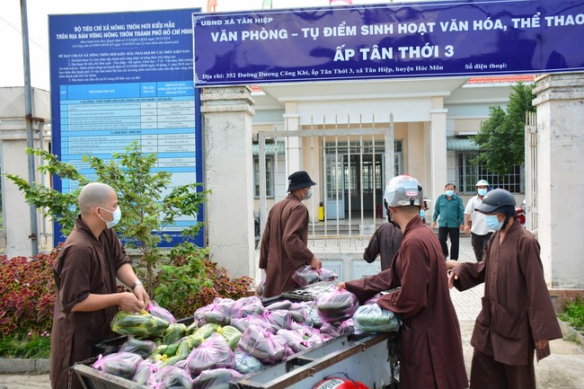 Continuing to support people in need in the Covid-19 pandemic of Hoang Phap Pagoda (series 4)